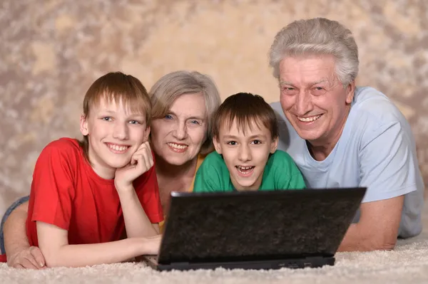 Casal maduro e seus netos — Fotografia de Stock