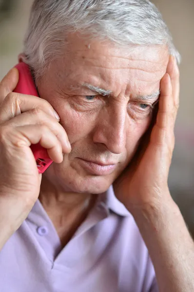 Älterer Mann ruft zum Arzt — Stockfoto