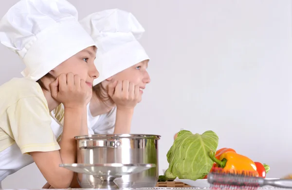 Jungen bereiten Abendessen zu — Stockfoto