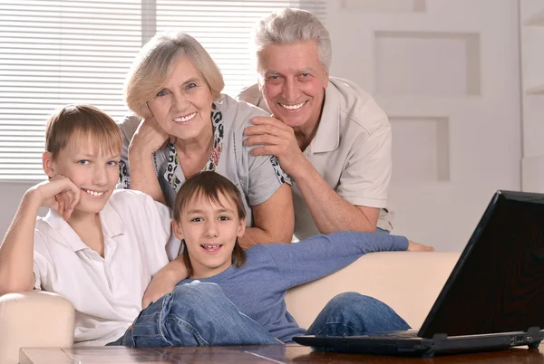 Two boys with their grandparents — Stock Photo, Image
