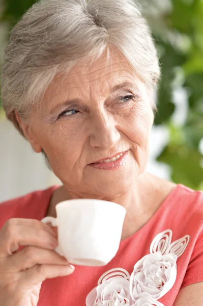 Aantrekkelijke oudere vrouw — Stockfoto