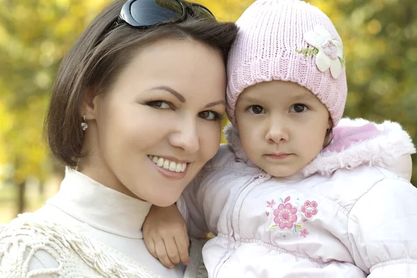 Mãe e jovem filha andando — Fotografia de Stock