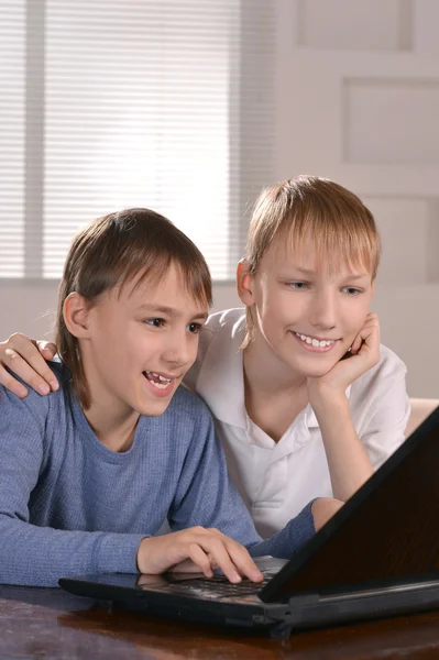 两个男孩用一台笔记本电脑 — 图库照片
