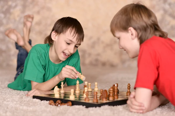 Unga killar spelar schack — Stockfoto