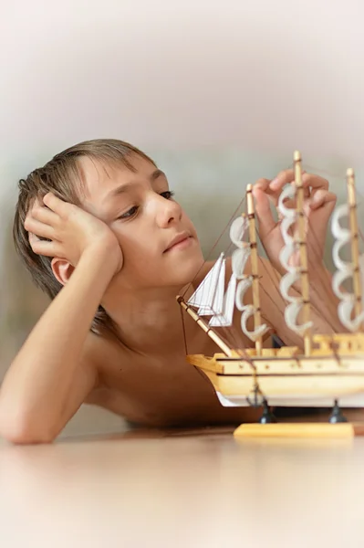 Garçon avec un jouet-bateau fait maison — Photo