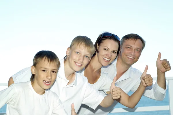 Porträt einer fröhlichen Familie — Stockfoto