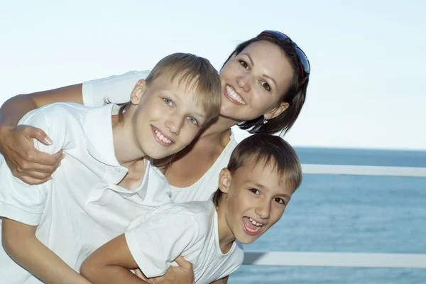Mutter mit ihren Söhnen — Stockfoto