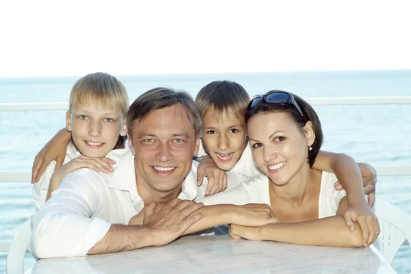 Familia feliz de cuatro — Foto de Stock