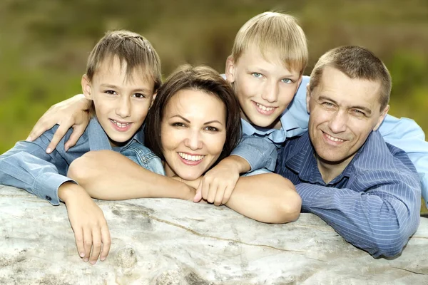 Glad trevlig familj poserar — Stockfoto