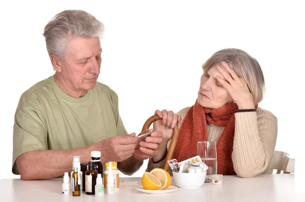 Äldre man vårdar sjuka kvinna — Stockfoto