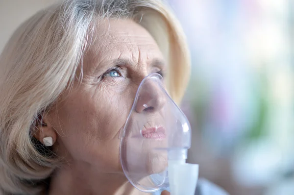 Žena dělat inhalace — Stock fotografie