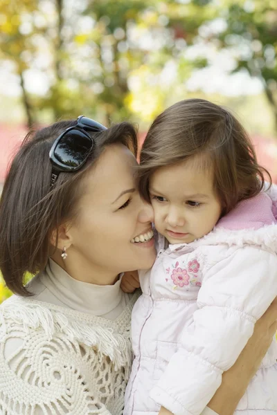 Mom and young daughter walking — Stock Photo, Image