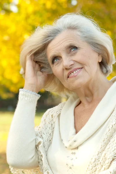 Senior woman walking — Stock Photo, Image