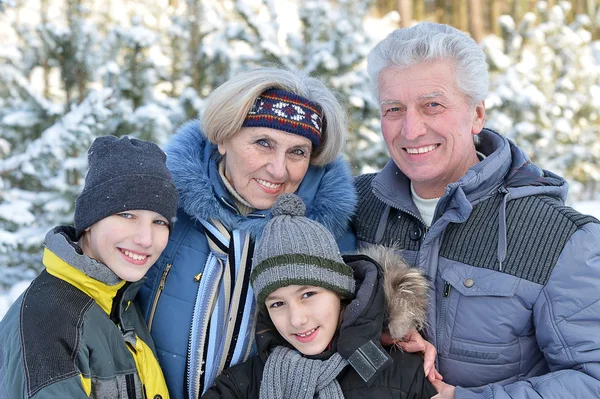 Famiglia felice in inverno all'aperto — Foto Stock