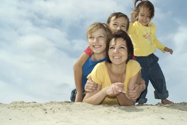 Madre con bambini che giocano — Foto Stock