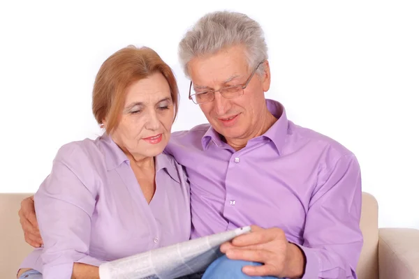 Pareja mayor en un blanco — Foto de Stock