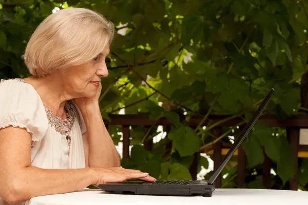 Middle-aged woman outdoors — Stock Photo, Image