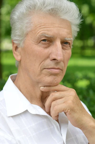 Uomo anziano in passeggiata — Foto Stock