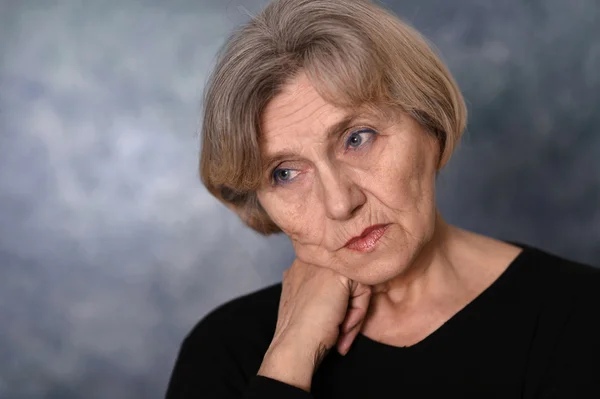 Düşünme yaşlı bir kadın portresi — Stok fotoğraf
