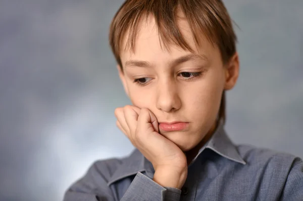 Pequeño niño pensativo — Foto de Stock