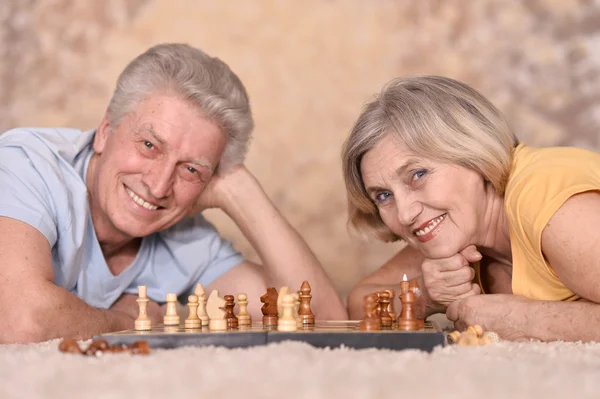 Älteres Ehepaar spielt — Stockfoto