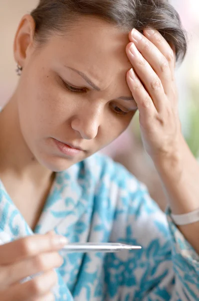 Junge kranke Frau — Stockfoto