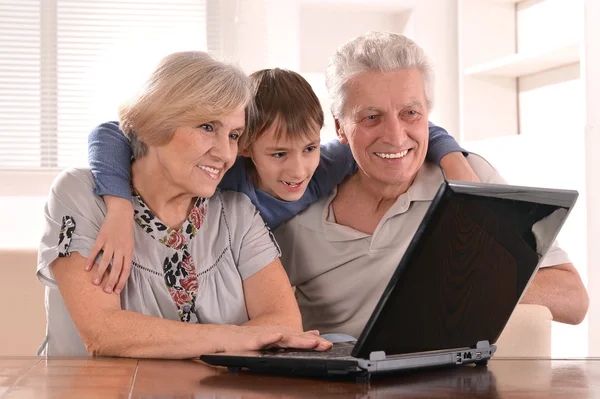 Junge mit seinen Großeltern — Stockfoto