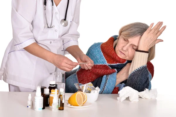 Пожилая больная женщина — стоковое фото