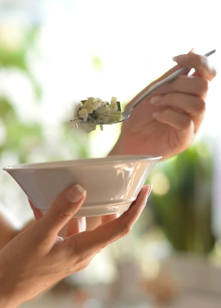 Donna che mangia un'insalata — Foto Stock