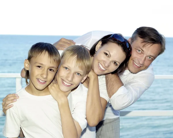 Портрет веселой семьи — стоковое фото