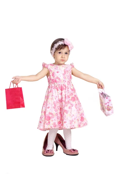 Klein meisje in een roze jurk — Stockfoto