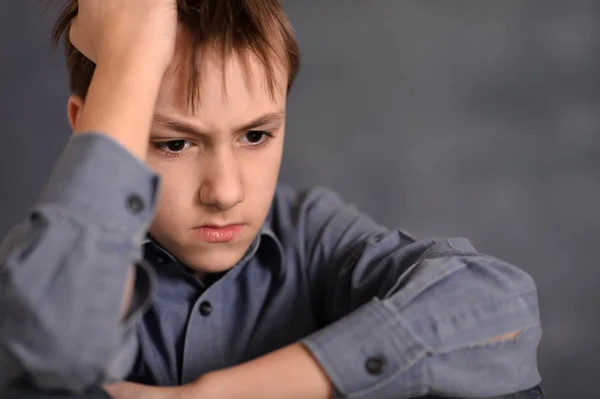 Melancholischer kleiner Junge — Stockfoto