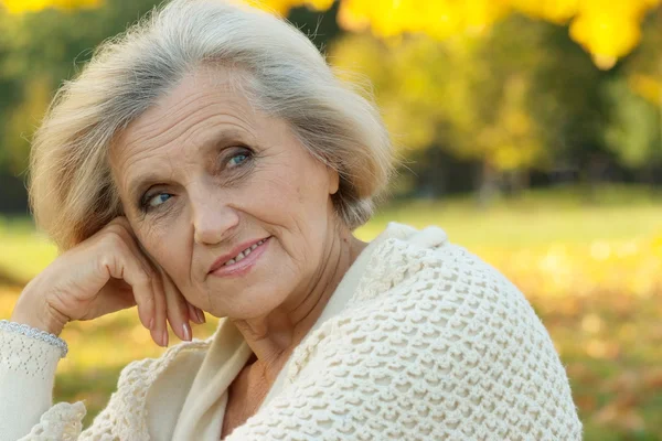 Senior vrouw lopen — Stockfoto