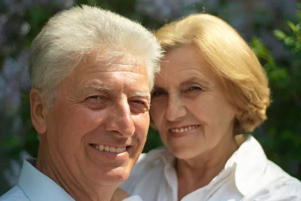 Ouder paar genieten van de Unie met de natuur — Stockfoto