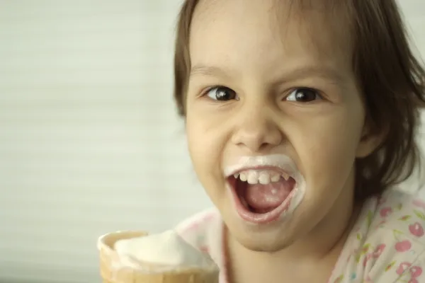 Attractive little girl — Stock Photo, Image