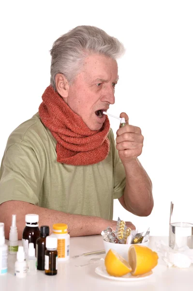 Yaşlı adam ilaçlar ile tedavi — Stok fotoğraf