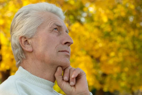 Senior mannen gå — Stockfoto