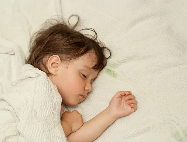 Prachtig meisje ligt in bed — Stockfoto