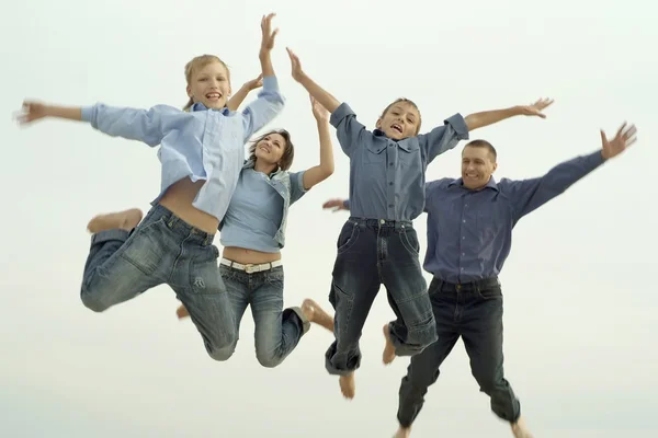 Vrolijke familie springen — Stockfoto