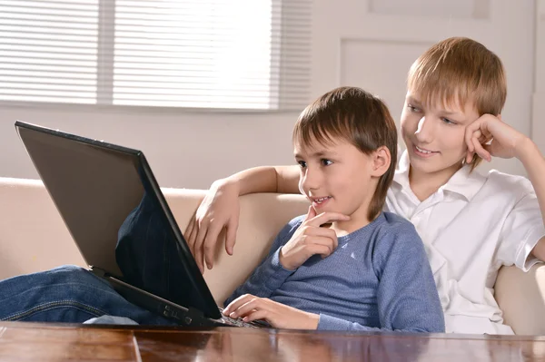 Twee jongens met een laptop — Stockfoto