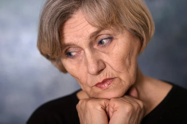 Close-up portret van een oudere vrouw van denken — Stockfoto