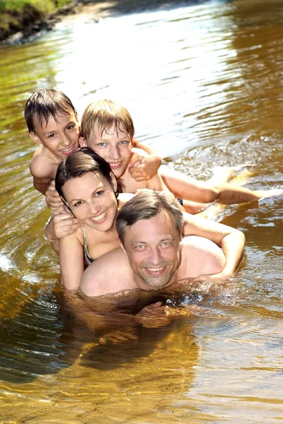 Счастливые семейные заплывы — стоковое фото