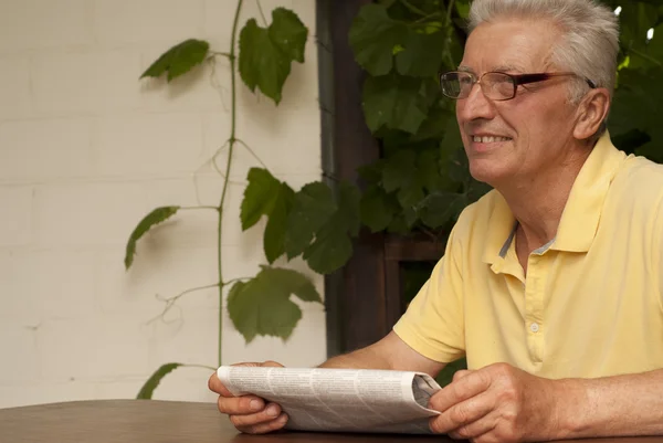 Denken oudere man zit op de veranda — Stockfoto