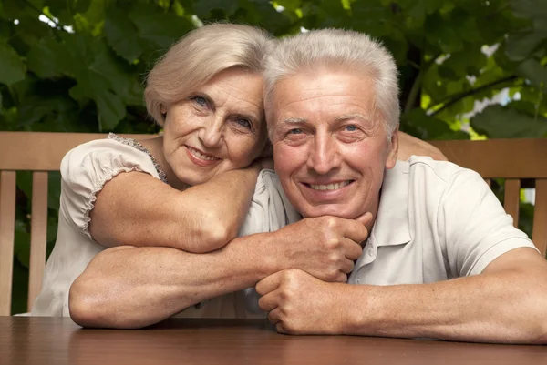 Positieve bejaarde echtpaar zittend op de veranda — Stockfoto