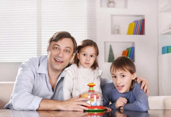 Отец и его дети играют — стоковое фото