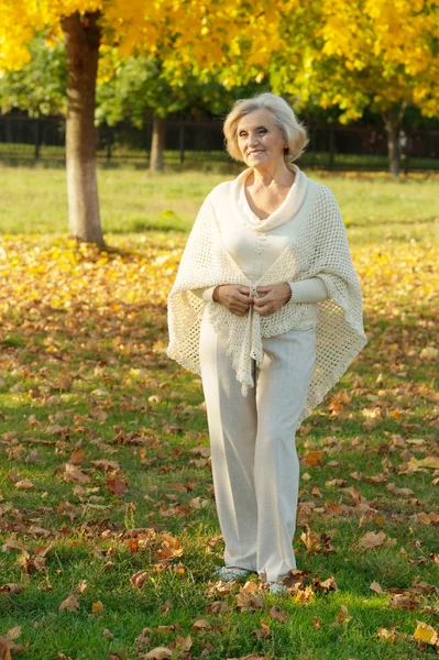 Mulher idosa andando — Fotografia de Stock