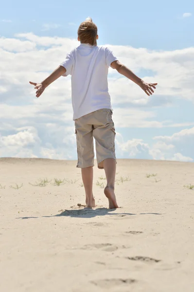 Junge von hinten — Stockfoto