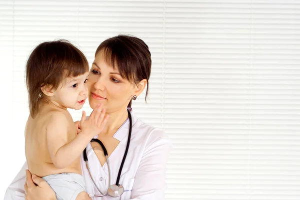 Médico inteligente com paciente pequeno — Fotografia de Stock