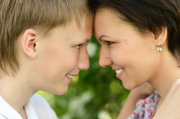 Madre feliz con su hijo — Foto de Stock