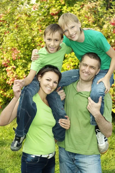 Aile dört yürüme — Stok fotoğraf